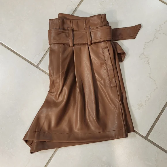 High-waisted pleather shorts - Picture 2 of 5